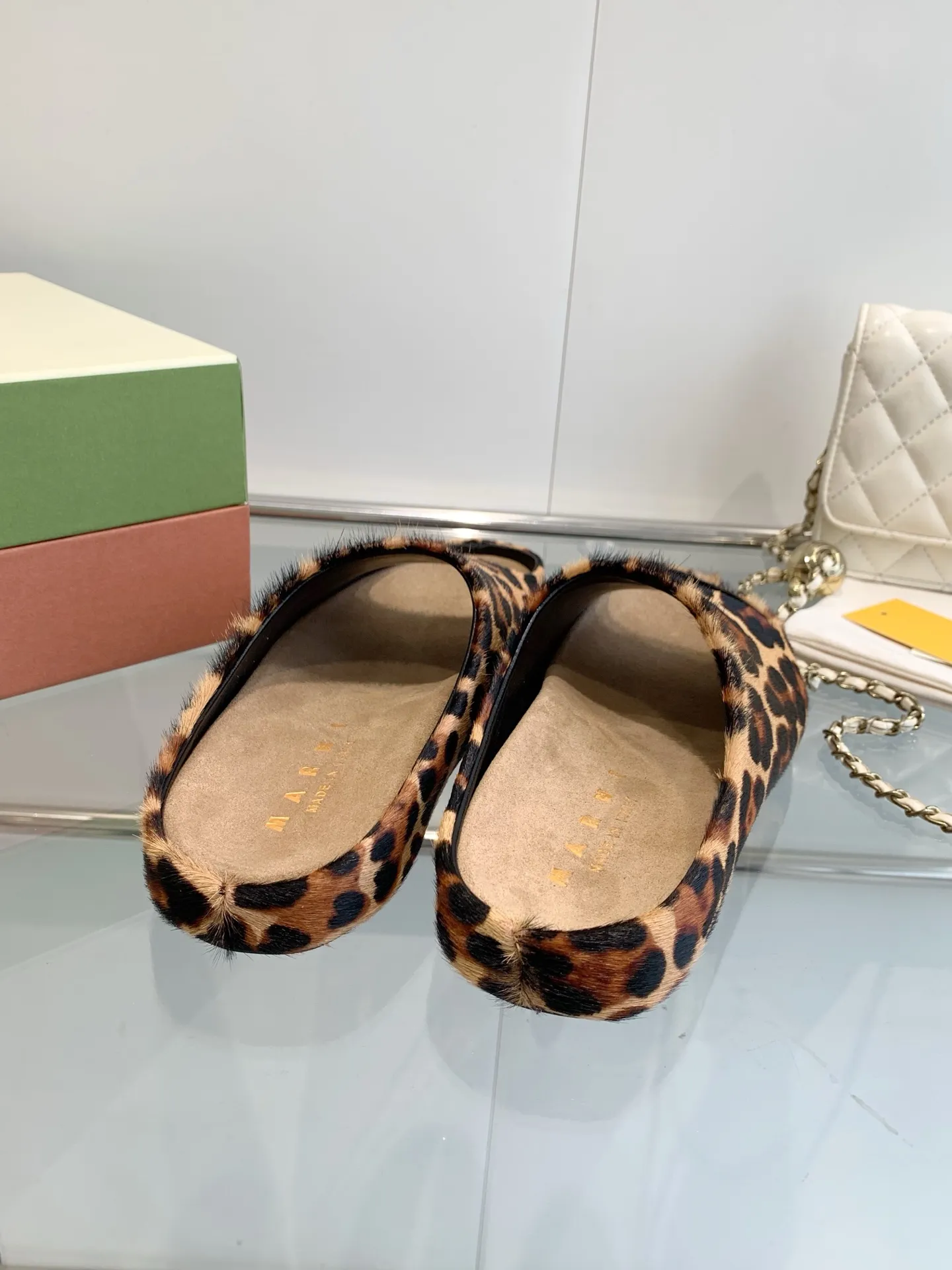 👟👟Ex-factory price 480👟👟 Men's size +10 Marni's new 🍌Banana slippers with mark thread hand-sewn LOGO, high-end style and cute footbed, MARNI's banana slippers are simply a fashion favorite to wear outside the home. You no longer have to worry about odor and foot sweat. Fabric: high mercerized cowhide suede. Lining: imported sheepskin lining. Foot pads: high mercerized cowhide suede. Outsole: Original molded rubber anti-slip outsole Female: 36-40 Male 40-46